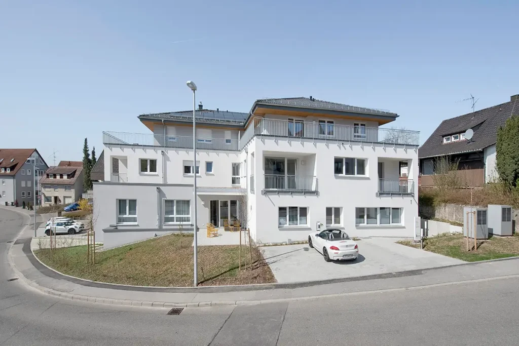 Außenansicht des modernen Gebäudes von Pensum MED Gärtringen an einem sonnigen Tag.